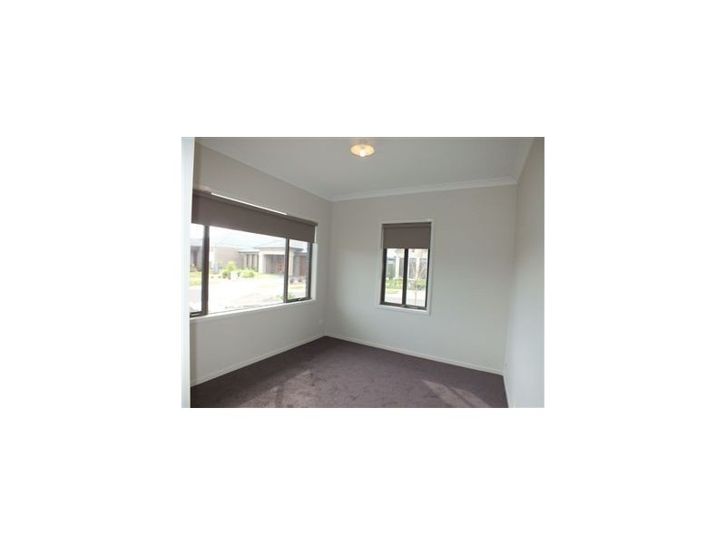 33 Cohens Way, Pakenham VIC 3810