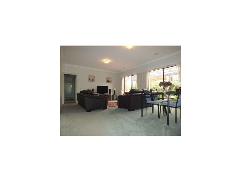 18 St Leonard Way, Pakenham VIC 3810