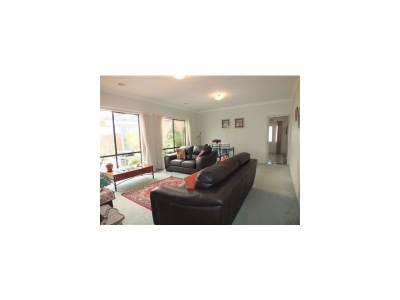 18 St Leonard Way, Pakenham VIC 3810