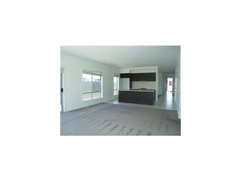 4 Petrel Cct, Pakenham VIC 3810