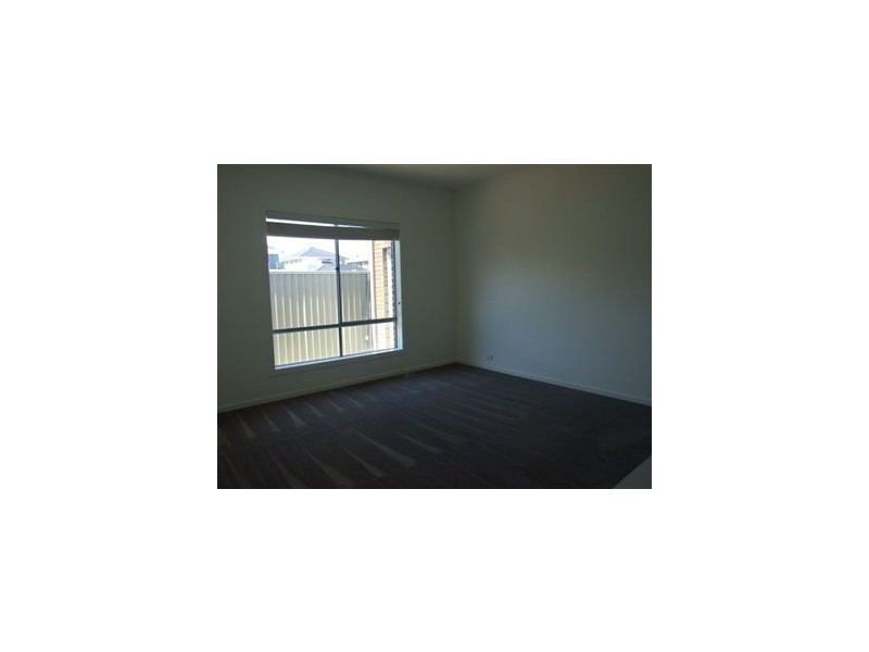 4 Petrel Cct, Pakenham VIC 3810