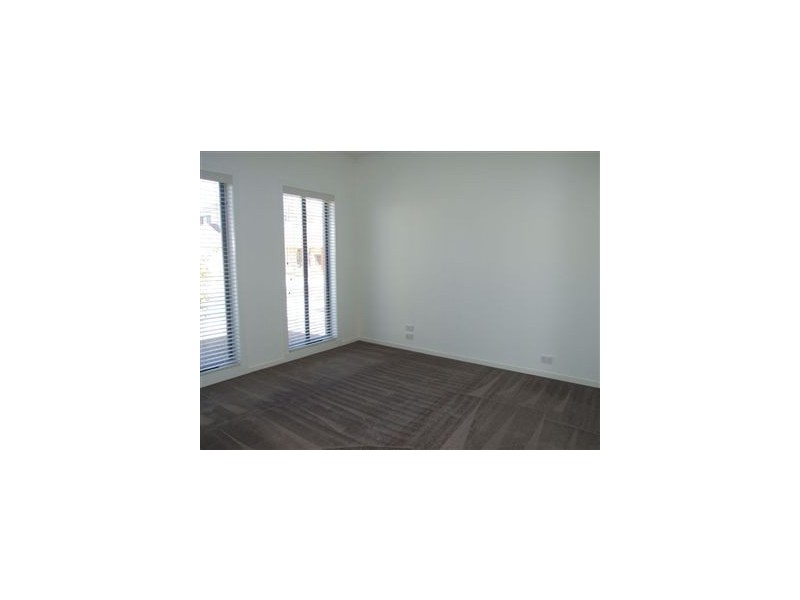 4 Petrel Cct, Pakenham VIC 3810