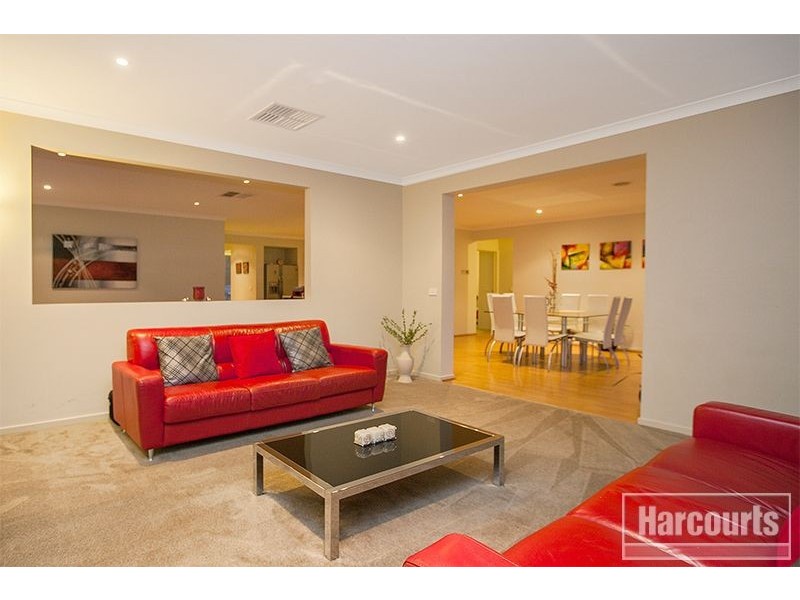 12 Kingsdale Crescent, Pakenham VIC 3810