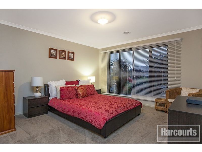 12 Kingsdale Crescent, Pakenham VIC 3810