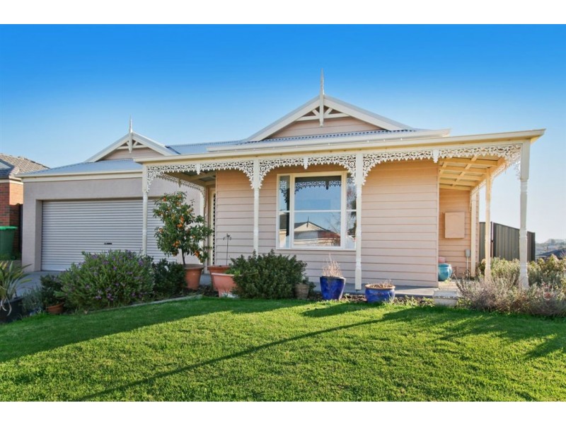 8 Killarney Crescent, Pakenham VIC 3810