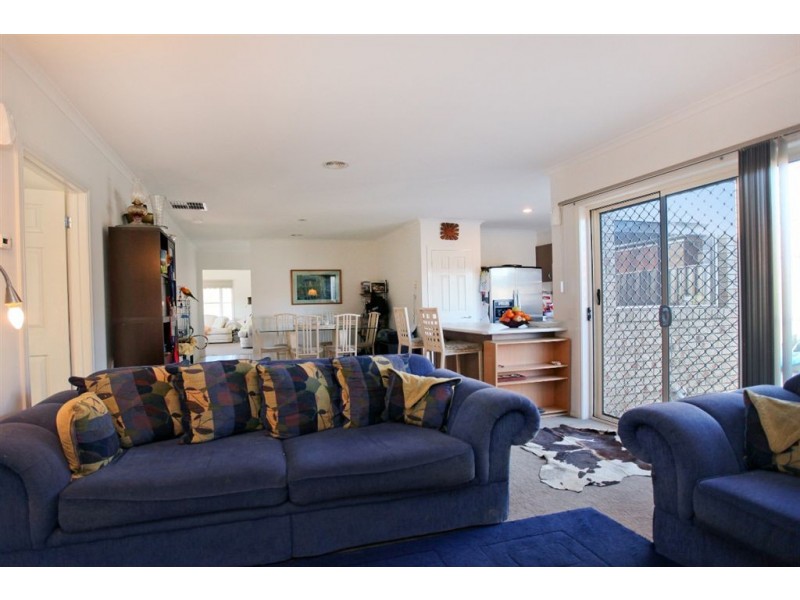 8 Killarney Crescent, Pakenham VIC 3810