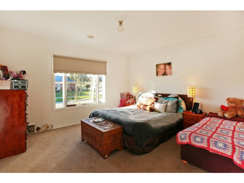 8 Killarney Crescent, Pakenham VIC 3810