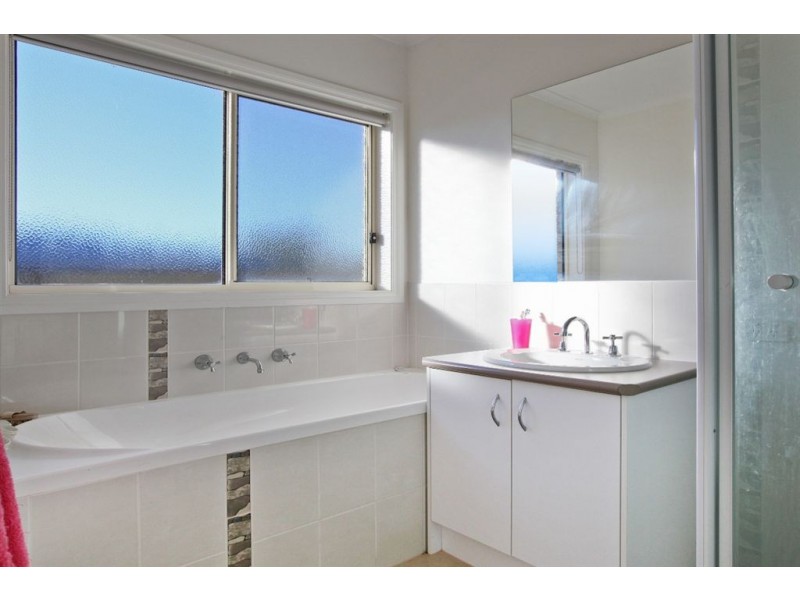 8 Killarney Crescent, Pakenham VIC 3810