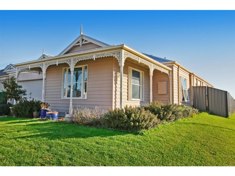 8 Killarney Crescent, Pakenham VIC 3810