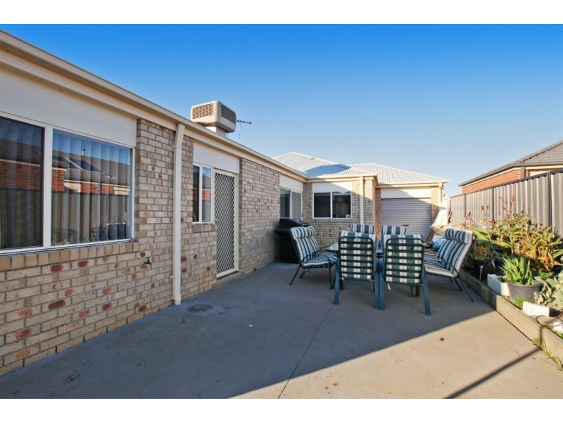 8 Killarney Crescent, Pakenham VIC 3810