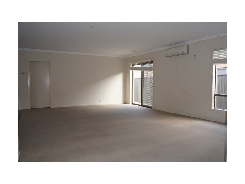 22 Downing Square, Pakenham VIC 3810