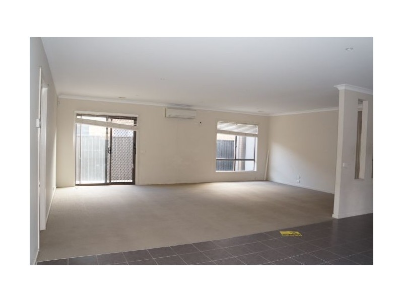 22 Downing Square, Pakenham VIC 3810