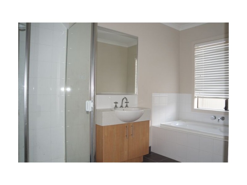 22 Downing Square, Pakenham VIC 3810