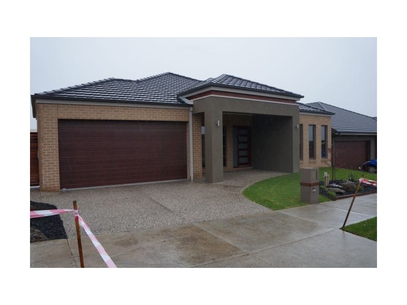 8 William Court, Officer VIC 3809