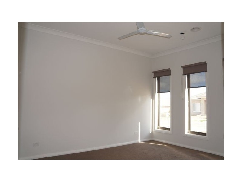 8 William Court, Officer VIC 3809