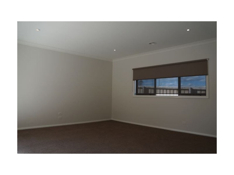 8 William Court, Officer VIC 3809