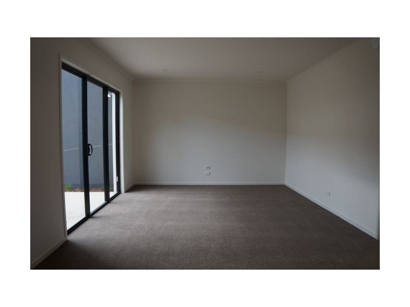 19 Hammond Crescent, Officer VIC 3809