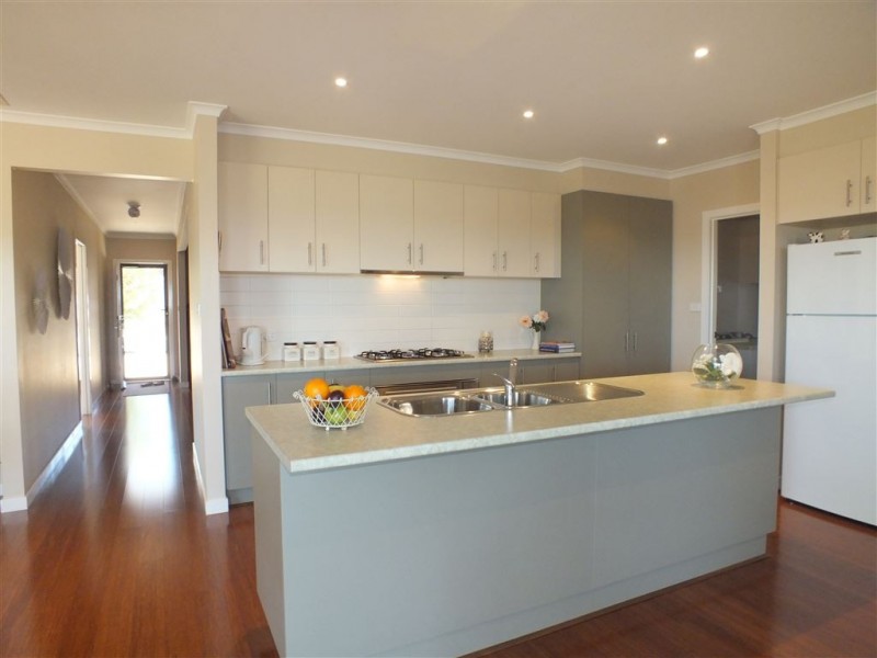 7 Victoria Place, Pakenham VIC 3810