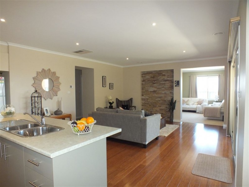 7 Victoria Place, Pakenham VIC 3810