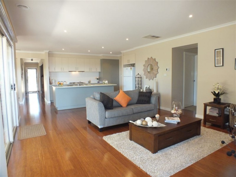 7 Victoria Place, Pakenham VIC 3810