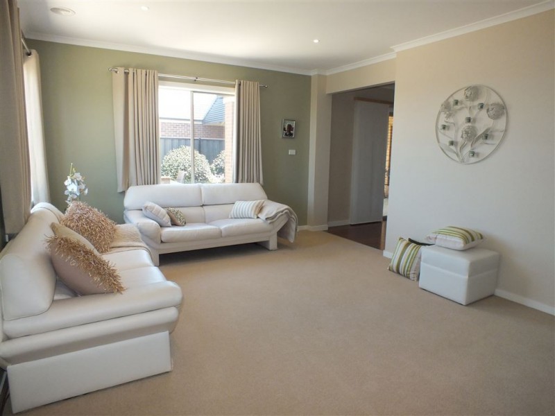 7 Victoria Place, Pakenham VIC 3810