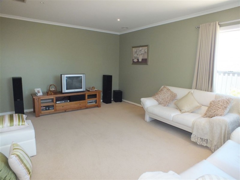 7 Victoria Place, Pakenham VIC 3810