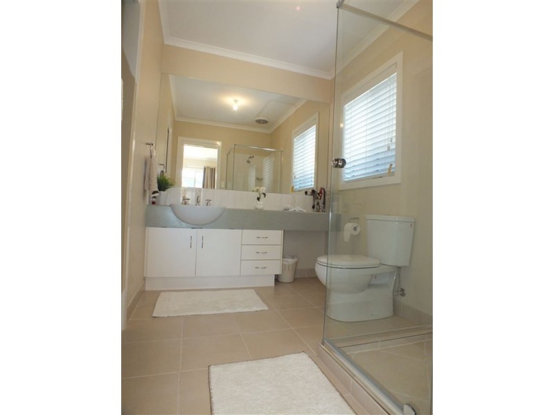 7 Victoria Place, Pakenham VIC 3810