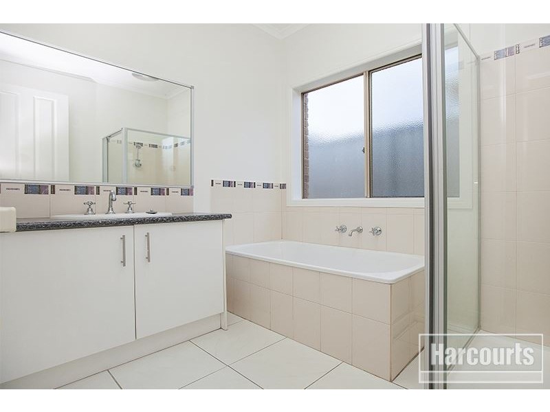 11 Juliet Gardens, Pakenham VIC 3810