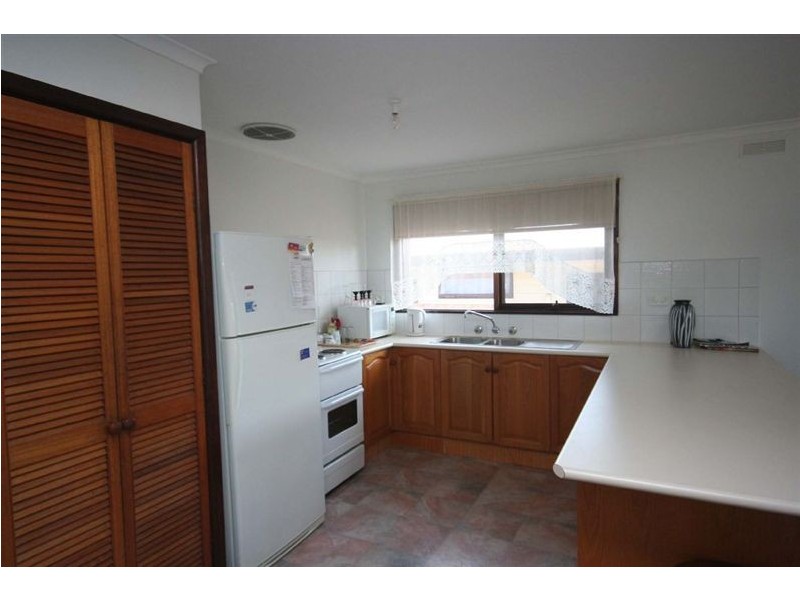 196 Ninth Avenue, Rosebud VIC 3939