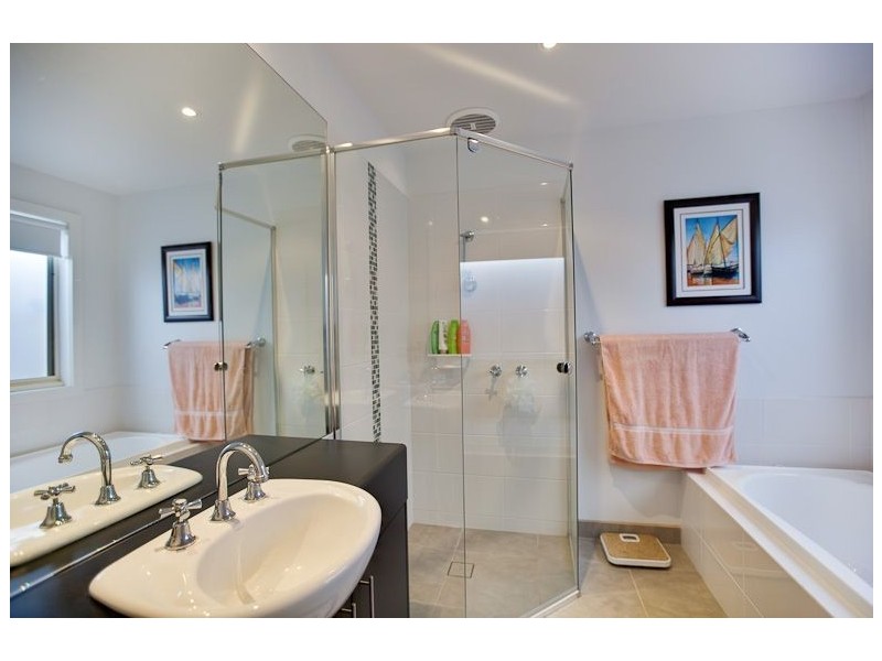 27 Fourth Avenue, Rosebud VIC 3939