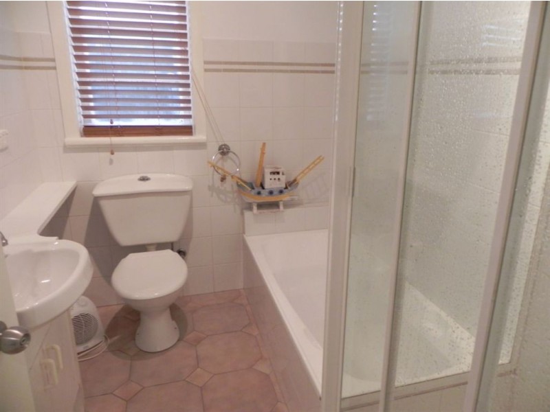 32 Seventh Avenue, Rosebud VIC 3939