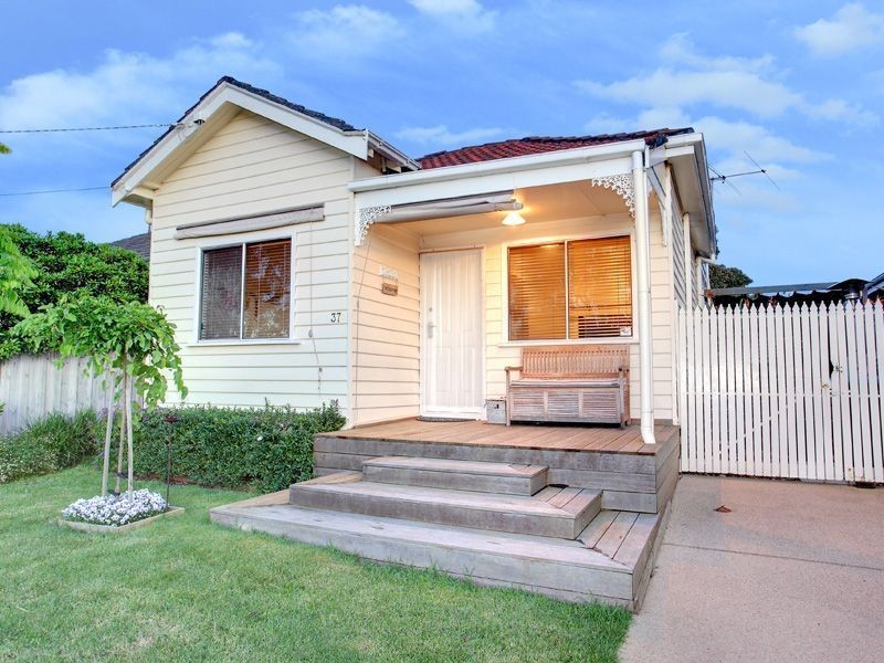 37 Seventh Avenue, Rosebud VIC 3939