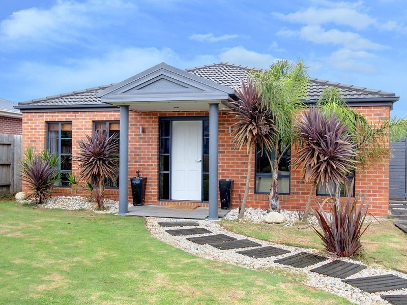 8 Mount Arthur Ave, Rosebud VIC 3939