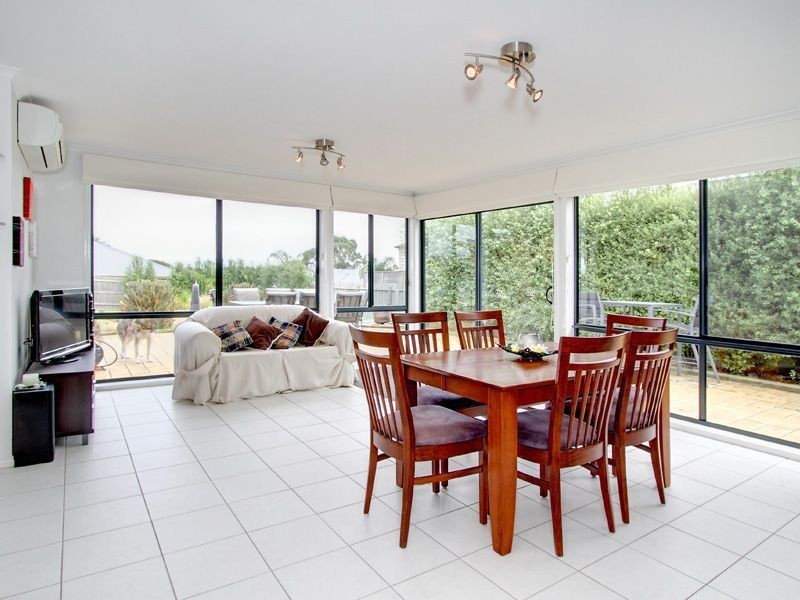 8 Mount Arthur Ave, Rosebud VIC 3939