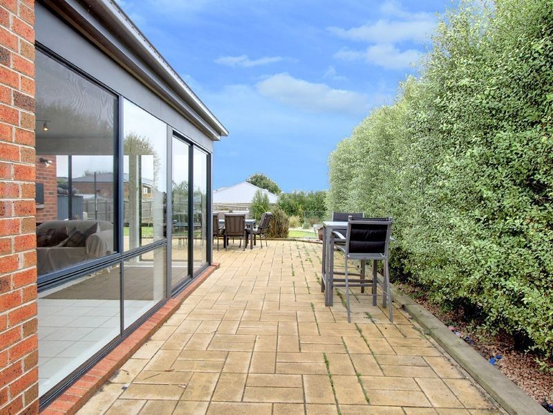 8 Mount Arthur Ave, Rosebud VIC 3939