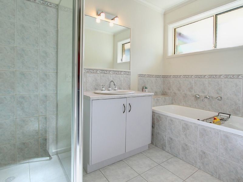 33 Seabrook Ave, Rosebud VIC 3939