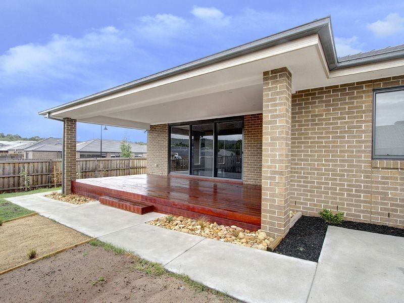 11 Crestwood Drive, Rosebud VIC 3939