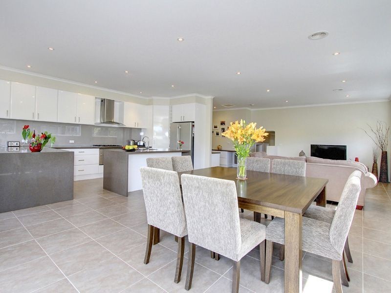 83 Ninth Avenue, Rosebud VIC 3939