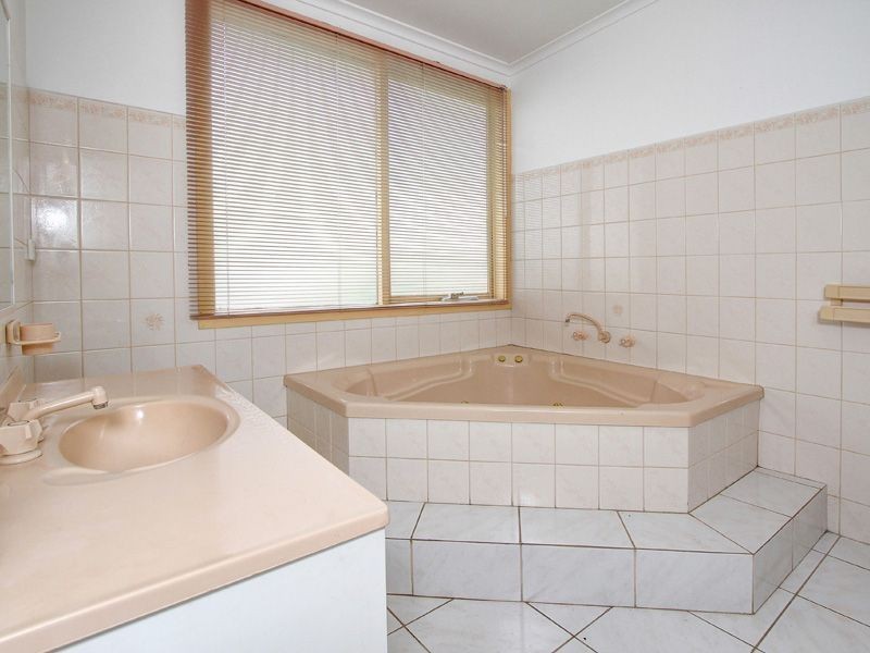 11 Overlea Avenue, Rosebud VIC 3939