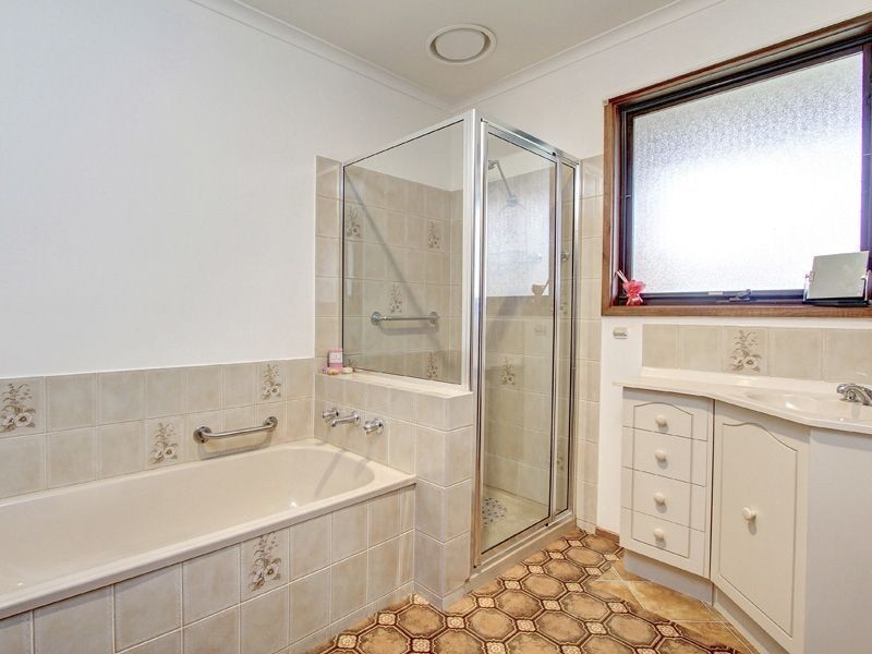 10 Wyuna Street, Rosebud West VIC 3940