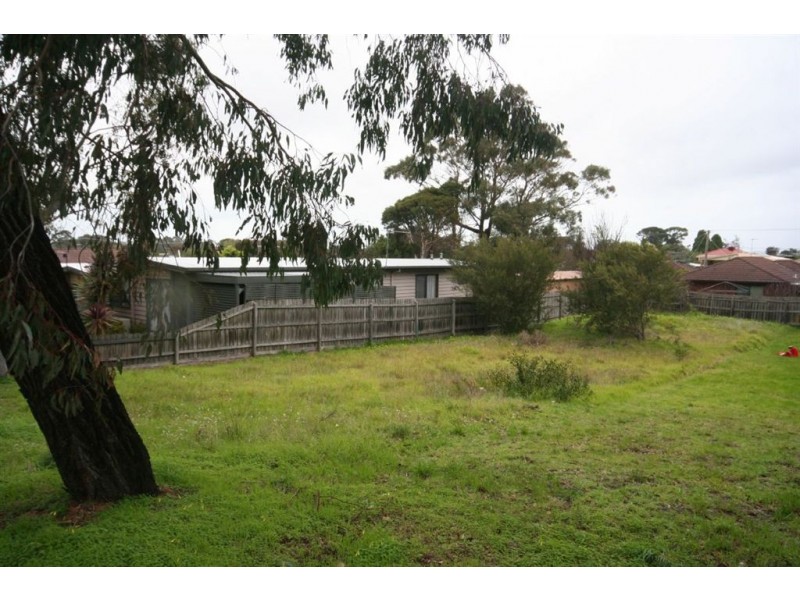 100 Third Avenue, Rosebud VIC 3939