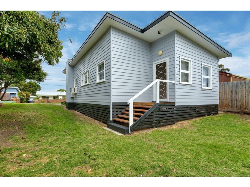 22 Moorfield Avenue, Rosebud VIC 3939