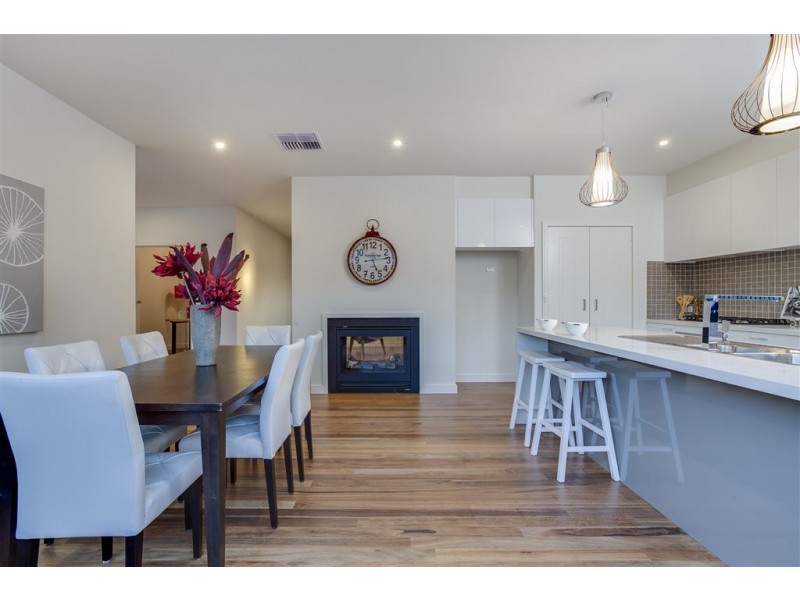 5A Walpole Ave, Rosebud VIC 3939