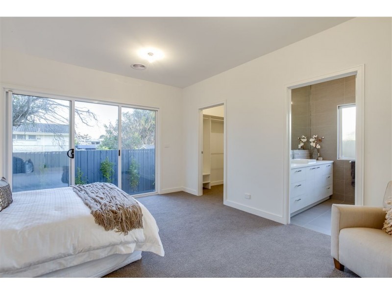 5A Walpole Ave, Rosebud VIC 3939