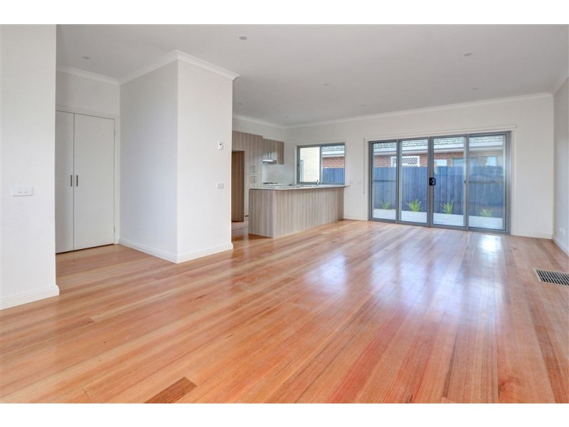 2/8 Warranilla Avenue, Rosebud VIC 3939