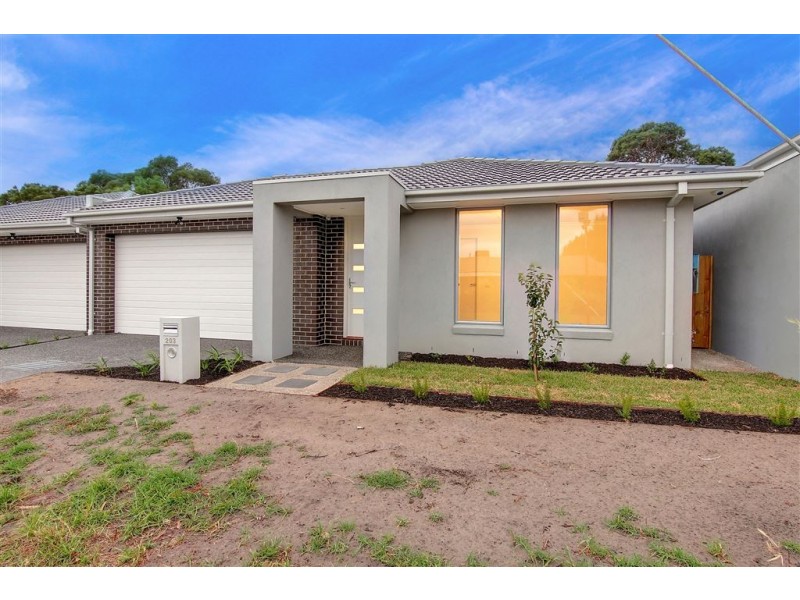 203 Sixth Avenue, Rosebud VIC 3939