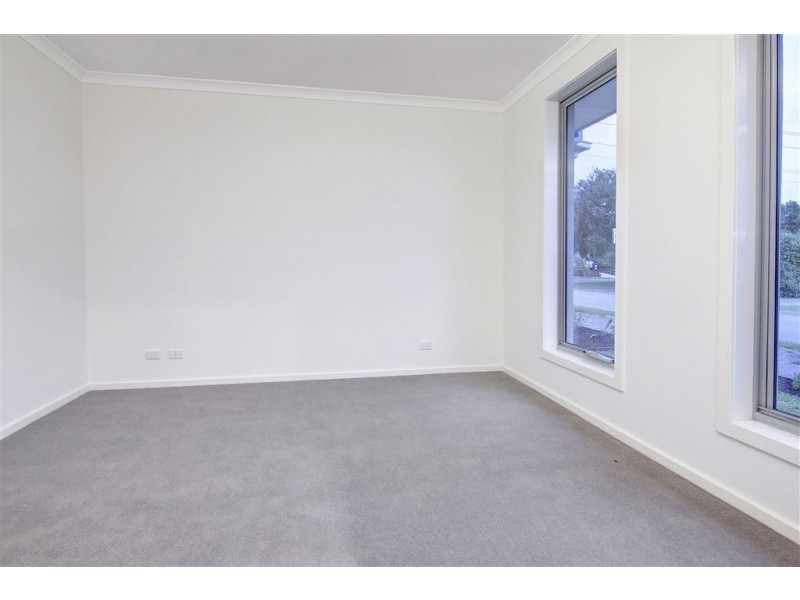 203 Sixth Avenue, Rosebud VIC 3939