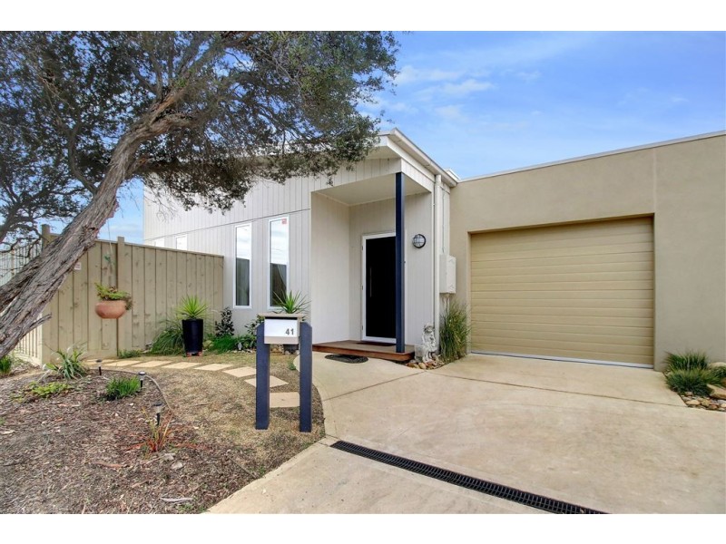 41 Capel Avenue, Rosebud West VIC 3940