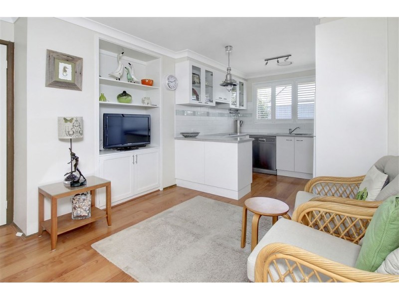 2/13 Alexander Avenue, Mornington VIC 3931