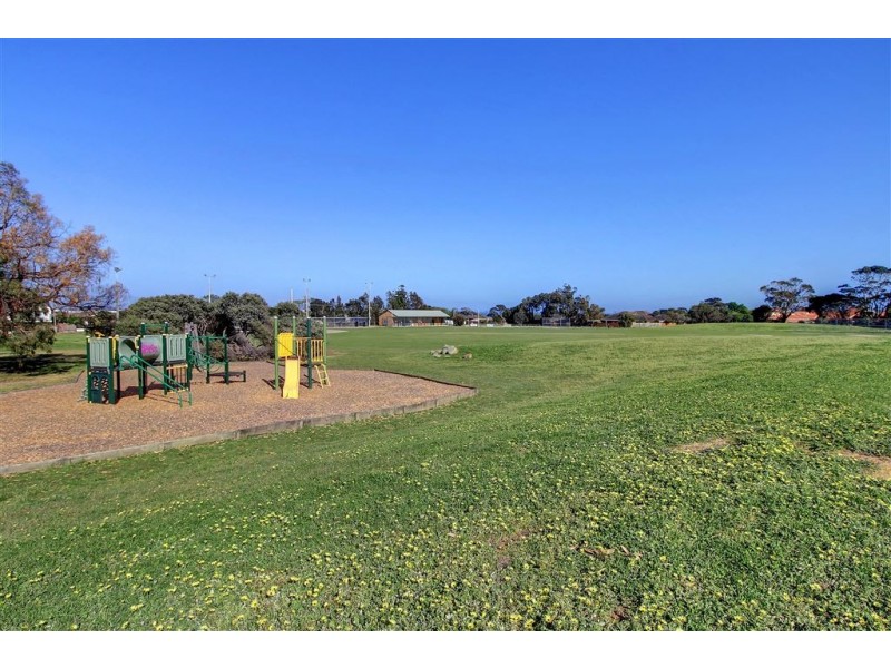 2/13 Alexander Avenue, Mornington VIC 3931